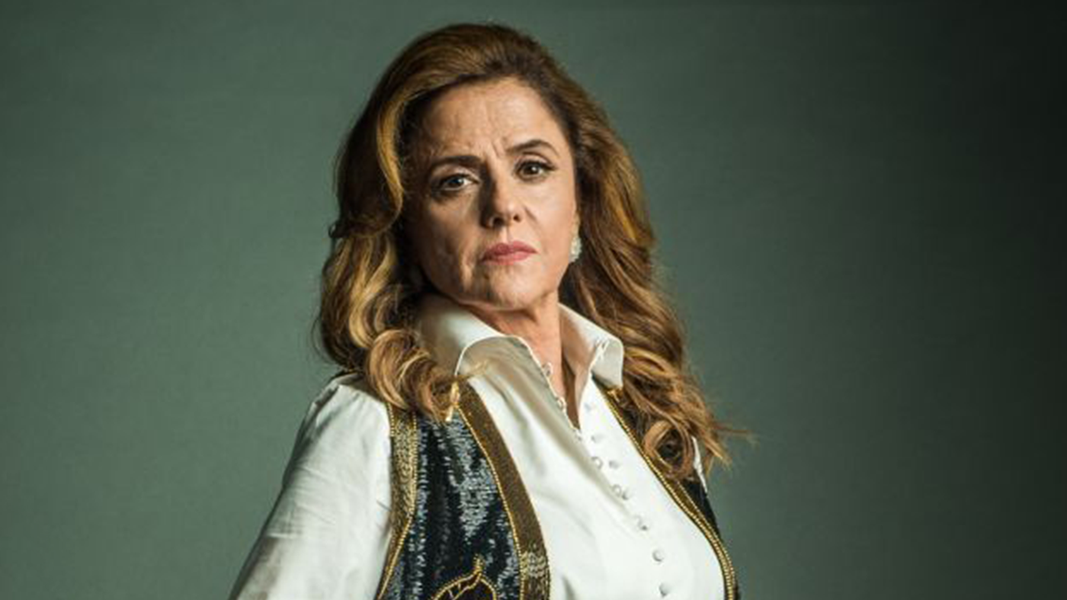 Filha mais velha de Marieta Severo e Chico Buarque, a atriz Silvia Buarque se pronunciou no Instagram sobre um falso texto que está circulando na internet, com ataques ao ex-presidente Lula, atribuído à mãe. Silvia afirma que a família vai processar o autor do texto e o responsável pelo seu vazamento; "A pessoa mais correta que conheço. De um senso de justiça que quem a conhece sabe. Uma de suas principais características. Vítima hoje de um texto nojento atribuído a ela, atacando o Lula. Ela é eleitora do PT", diz Silvia; "Mas esse texto é completamente mentiroso. Grave! Vai ter processo, vai ter resposta. Mas já me adianto aqui porque a internet é rápida demais" (Foto: Aquiles Lins) Filha mais velha de Marieta Severo e Chico Buarque, a atriz Silvia Buarque se pronunciou no Instagram sobre um falso texto que está circulando na internet, com ataques ao ex-presidente Lula, atribuído à mãe. Silvia afirma que a família vai processar o autor do texto e o responsável pelo seu vazamento; "A pessoa mais correta que conheço. De um senso de justiça que quem a conhece sabe. Uma de suas principais características. Vítima hoje de um texto nojento atribuído a ela, atacando o Lula. Ela é eleitora do PT", diz Silvia; "Mas esse texto é completamente mentiroso. Grave! Vai ter processo, vai ter resposta. Mas já me adianto aqui porque a internet é rápida demais"