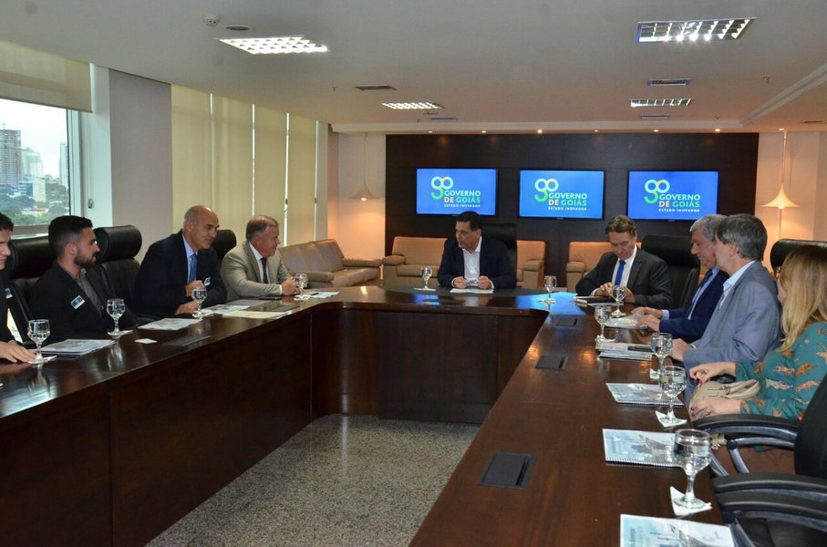 Cerradinho Bioenergia S.A. anunciou, durante reunião com o governador Marconi Perillo, investimento de R$ 280 milhões na construção de nova planta produtora de etanol de milho em Chapadão do Céu, no Sudoeste Goiano; investimento aumentará a produção de etanol em 230.000 m³, equivalente a 50% da capacidade atual, consolidando a usina como o maior complexo industrial de produção de bioenergia da América Latina; com previsão de realização em 14 meses, a obra empregará mais de 500 pessoas e outros novos 50 postos de trabalhos serão gerados com a entrada da planta em operação, em maio de 2019 (Foto: José Barbacena) Cerradinho Bioenergia S.A. anunciou, durante reunião com o governador Marconi Perillo, investimento de R$ 280 milhões na construção de nova planta produtora de etanol de milho em Chapadão do Céu, no Sudoeste Goiano; investimento aumentará a produção de etanol em 230.000 m³, equivalente a 50% da capacidade atual, consolidando a usina como o maior complexo industrial de produção de bioenergia da América Latina; com previsão de realização em 14 meses, a obra empregará mais de 500 pessoas e outros novos 50 postos de trabalhos serão gerados com a entrada da planta em operação, em maio de 2019