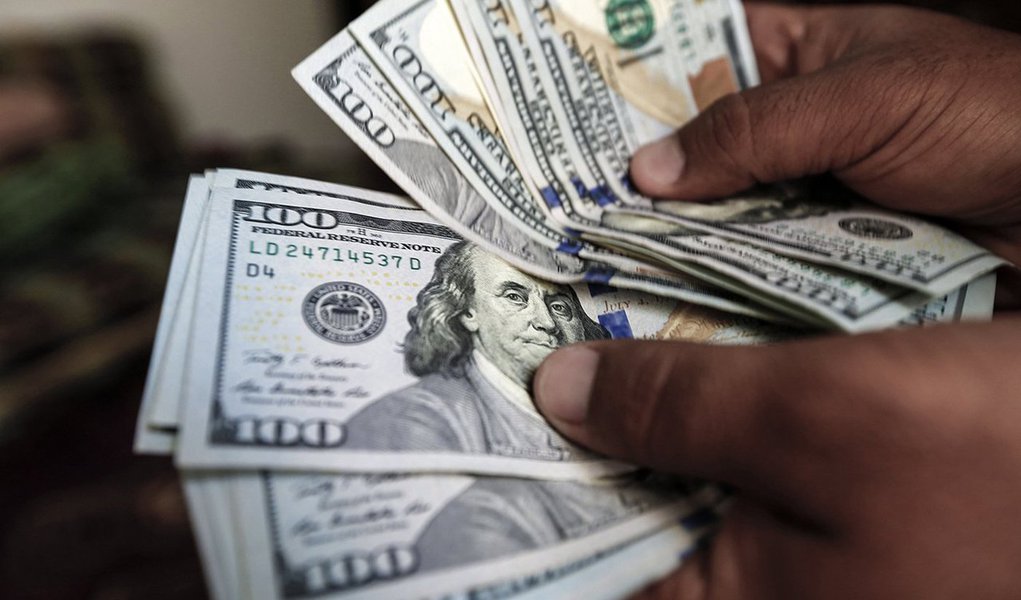 Amargando o segundo pregão em queda e fechando na mínima do dia, o Ibovespa recuou 2,59% aos 81.861 pontos, com volume de R$ 9,6 bilhões, em mais uma sessão de mau humor no mercado internacional com os investidores preocupados com o ritmo de retirada de estímulos por parte do Fed; nos EUA, o índice Dow Jones fechou com baixa de 4,6% (Foto: Leonardo Lucena) Amargando o segundo pregão em queda e fechando na mínima do dia, o Ibovespa recuou 2,59% aos 81.861 pontos, com volume de R$ 9,6 bilhões, em mais uma sessão de mau humor no mercado internacional com os investidores preocupados com o ritmo de retirada de estímulos por parte do Fed; nos EUA, o índice Dow Jones fechou com baixa de 4,6%