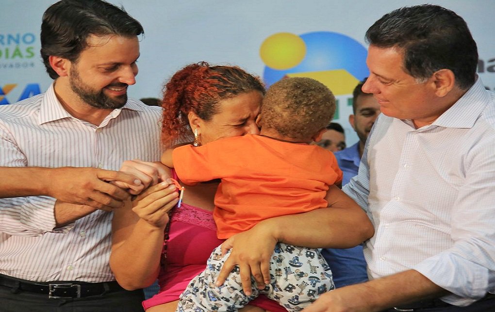 O governador Marconi Perillo e o vice-governador José Eliton entregaram, na sexta-feira (23), 224 unidades habitacionais no Residencial Dona Alice, em Guapó, reduzindo o déficit habitacional da cidade; junto com o ministro das Cidades, Alexandre Baldy, Marconi e Eliton também entregaram a terceira faixa da GO-219, Eufrates Guimarães Rezende, no perímetro urbano da cidade; eles inauguraram ainda 50 mil metros quadrados de pavimentação de vias urbanas e Marconi autorizou licitação no valor de R$ 3 milhões para obras de abastecimento de água no município; Marconi ainda entregou moradias em Palmeiras e Caldas Novas (Foto: José Barbacena) O governador Marconi Perillo e o vice-governador José Eliton entregaram, na sexta-feira (23), 224 unidades habitacionais no Residencial Dona Alice, em Guapó, reduzindo o déficit habitacional da cidade; junto com o ministro das Cidades, Alexandre Baldy, Marconi e Eliton também entregaram a terceira faixa da GO-219, Eufrates Guimarães Rezende, no perímetro urbano da cidade; eles inauguraram ainda 50 mil metros quadrados de pavimentação de vias urbanas e Marconi autorizou licitação no valor de R$ 3 milhões para obras de abastecimento de água no município; Marconi ainda entregou moradias em Palmeiras e Caldas Novas