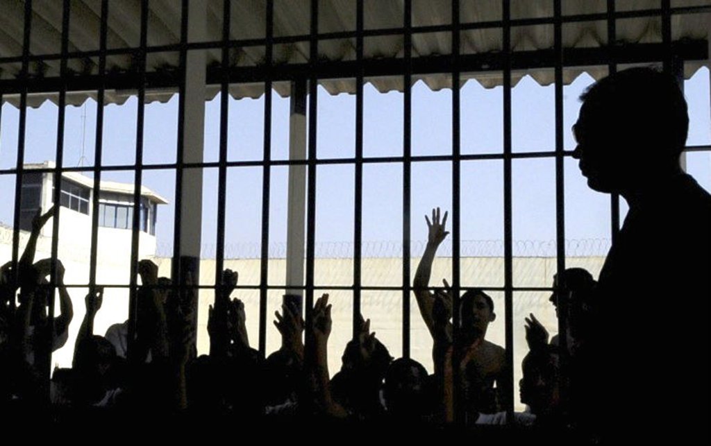 Quem avalia é o professor da Faculdade de Educação da USP Roberto da Silva, especialista em educação em regimes de privação de liberdade; segundo ele, esse trabalho seria mais útil se rompesse o campo da fé em ações mais concretas, voltadas à formação do detento; para ele, o domínio das vertentes evangélicas, que pode até trazer consolo espiritual aos detentos, reduz a visibilidade das violações aos direitos da população carcerária e atende sobretudo aos interesses dos diretores de presídios e ao sistema prisional como um todo (Foto: Leonardo Lucena) Quem avalia é o professor da Faculdade de Educação da USP Roberto da Silva, especialista em educação em regimes de privação de liberdade; segundo ele, esse trabalho seria mais útil se rompesse o campo da fé em ações mais concretas, voltadas à formação do detento; para ele, o domínio das vertentes evangélicas, que pode até trazer consolo espiritual aos detentos, reduz a visibilidade das violações aos direitos da população carcerária e atende sobretudo aos interesses dos diretores de presídios e ao sistema prisional como um todo