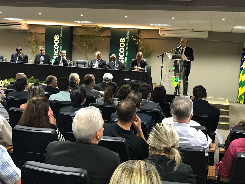 Em palestra para empresários, investidores e agentes públicos ministrada na segunda-feira em Goiânia, o ministro da Fazenda, Henrique Meirelles, afirmou que a economia de Goiás está crescendo fortemente e que a expansão do emprego registrada no ano passado é uma tendência que deve se confirmar durante 2018; "Percebemos em Goiás uma evolução muito forte, voltando, inclusive, aos índices econômicos de 2013, antes da crise. Ou seja, a economia de Goiás cresceu muito", afirmou Meirelles, enfatizando que os números, aferidos pelo Banco Central, são "inquestionáveis" (Foto: José Barbacena) Em palestra para empresários, investidores e agentes públicos ministrada na segunda-feira em Goiânia, o ministro da Fazenda, Henrique Meirelles, afirmou que a economia de Goiás está crescendo fortemente e que a expansão do emprego registrada no ano passado é uma tendência que deve se confirmar durante 2018; "Percebemos em Goiás uma evolução muito forte, voltando, inclusive, aos índices econômicos de 2013, antes da crise. Ou seja, a economia de Goiás cresceu muito", afirmou Meirelles, enfatizando que os números, aferidos pelo Banco Central, são "inquestionáveis"