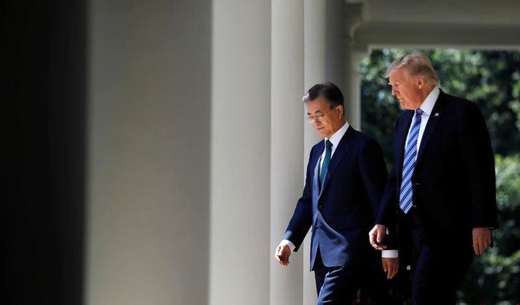 O presidente sul-coreano, Moon Jae-in, deu crédito ao presidente dos EUA, Donald Trump, nesta quarta-feira, por ajudar a desencadear as primeiras conversas intercoreanas em mais de dois anos, e advertiu que a Coreia do Norte irá enfrentar sanções mais fortes se as provocações continuarem; as conversas entre Seul e Pyongyang foram realizadas na terça-feira no lado sul-coreano da zona desmilitarizada, que dividi as duas Coreias desde 1953, após um longo período de tensão na península coreana devido aos programas nuclear e de mísseis da Coreia do Norte (Foto: Leonardo Lucena) O presidente sul-coreano, Moon Jae-in, deu crédito ao presidente dos EUA, Donald Trump, nesta quarta-feira, por ajudar a desencadear as primeiras conversas intercoreanas em mais de dois anos, e advertiu que a Coreia do Norte irá enfrentar sanções mais fortes se as provocações continuarem; as conversas entre Seul e Pyongyang foram realizadas na terça-feira no lado sul-coreano da zona desmilitarizada, que dividi as duas Coreias desde 1953, após um longo período de tensão na península coreana devido aos programas nuclear e de mísseis da Coreia do Norte