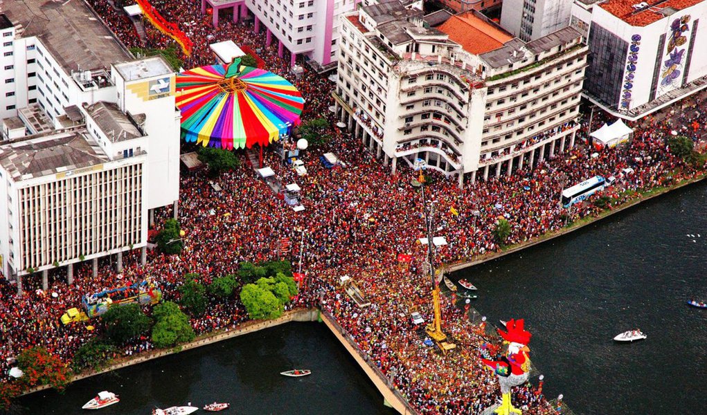 Feriado de carnaval, que este ano ocorre de 9 a 13 de fevereiro, deve injetar R$ 11,14 bilhões na economia nacional e resultar em um fluxo total de 10,69 milhões de viajantes brasileiros e cerca de 400 mil turistas internacionais, segundo o Ministério do Turismo.; cidades mais procuradas para o carnaval, segundo o ministério, são o Rio de Janeiro, São Paulo, Salvador, Belo Horizonte, o Recife e Olinda. Juntas, elas representam 65% de toda a movimentação financeira no período: R$ 7,4 bilhões; em Pernambuco, a folia deve atrair 1,7 milhão de pessoas e arrecadar R$ 1,2 bilhão (Foto: Paulo Emílio) Feriado de carnaval, que este ano ocorre de 9 a 13 de fevereiro, deve injetar R$ 11,14 bilhões na economia nacional e resultar em um fluxo total de 10,69 milhões de viajantes brasileiros e cerca de 400 mil turistas internacionais, segundo o Ministério do Turismo.; cidades mais procuradas para o carnaval, segundo o ministério, são o Rio de Janeiro, São Paulo, Salvador, Belo Horizonte, o Recife e Olinda. Juntas, elas representam 65% de toda a movimentação financeira no período: R$ 7,4 bilhões; em Pernambuco, a folia deve atrair 1,7 milhão de pessoas e arrecadar R$ 1,2 bilhão