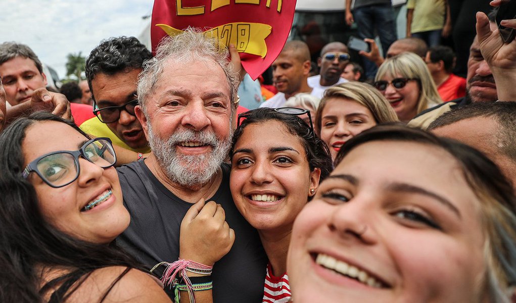"Os dirigentes do PT deveriam se mirar em Lula para esfriar os ânimos e encarar com serenidade os próximos dias", defende o colunista Alex Solnik; "O debate em torno do registro só vai começar dia 15 de agosto, quando as candidaturas a presidente forem registradas. É impossível, no mundo real, cassar uma candidatura que não existe ainda. No pior cenário, no mais desastroso, no mais trágico, impedem Lula de se candidatar e o prendem. Ainda assim ele indica outro candidato que tem condições de vencer, como dizem as pesquisas atuais", lembra o jornalista; "Não há motivo, portanto, para os petistas perderem a cabeça e entrarem no jogo dos que querem transformar o dia 24 na Batalha do Fim dos Tempos", conclui (Foto: Alex Solnik) "Os dirigentes do PT deveriam se mirar em Lula para esfriar os ânimos e encarar com serenidade os próximos dias", defende o colunista Alex Solnik; "O debate em torno do registro só vai começar dia 15 de agosto, quando as candidaturas a presidente forem registradas. É impossível, no mundo real, cassar uma candidatura que não existe ainda. No pior cenário, no mais desastroso, no mais trágico, impedem Lula de se candidatar e o prendem. Ainda assim ele indica outro candidato que tem condições de vencer, como dizem as pesquisas atuais", lembra o jornalista; "Não há motivo, portanto, para os petistas perderem a cabeça e entrarem no jogo dos que querem transformar o dia 24 na Batalha do Fim dos Tempos", conclui