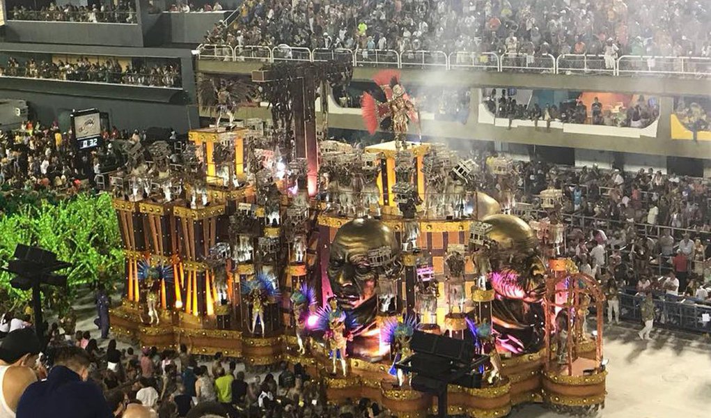 "Choramos todos nós que tivemos um ancestral viajando naqueles navios malditos. Choraram, na consciência, os outros brasileiros também", diz texto da Mídia Ninja no Facebook sobre o desfile da escola que questionou o fim da escravidão e fez crítica ao golpe, tudo televisionado pela Globo (Foto: Gisele Federicce) "Choramos todos nós que tivemos um ancestral viajando naqueles navios malditos. Choraram, na consciência, os outros brasileiros também", diz texto da Mídia Ninja no Facebook sobre o desfile da escola que questionou o fim da escravidão e fez crítica ao golpe, tudo televisionado pela Globo