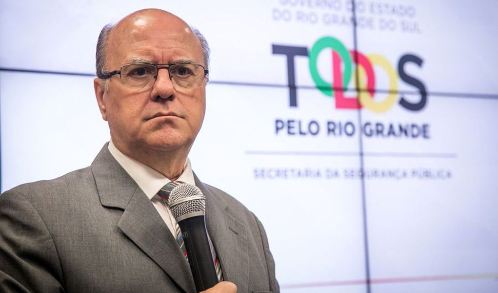 A 1ª Câmara Cível de Porto Alegre concedeu uma liminar suspendendo a decisão da juíza Sonáli da Cruz Zluhan, da Vara de Execuções Criminais, que determinou a condução coercitiva do secretário de Segurança Pública do Rio Grande do Sul, Cezar Schirmer (PMDB); decisão também suspendeu a multa imposta ao secretário e ao superintendente da Susepe; Schirmer comemorou a decisão, dizendo que ela reparou uma “decisão midiática, injusta e arbitrária” (Foto: Voney Malta) A 1ª Câmara Cível de Porto Alegre concedeu uma liminar suspendendo a decisão da juíza Sonáli da Cruz Zluhan, da Vara de Execuções Criminais, que determinou a condução coercitiva do secretário de Segurança Pública do Rio Grande do Sul, Cezar Schirmer (PMDB); decisão também suspendeu a multa imposta ao secretário e ao superintendente da Susepe; Schirmer comemorou a decisão, dizendo que ela reparou uma “decisão midiática, injusta e arbitrária”