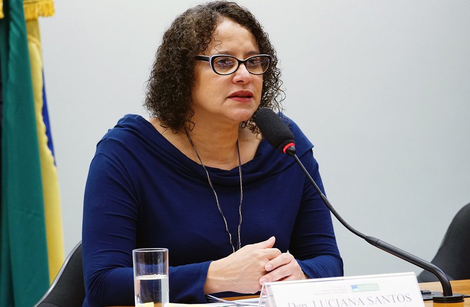 A deputada federal Luciana Santos (PCdoB/PE), ingressou com ação popular na Justiça em Brasília, para impedir a realização da assembleia geral extraordinária (AGE) da Eletrobras marcada para a próxima quinta-feira (8) e que vai deliberar sobre a proposta de venda das distribuidoras da companhia; a ação denuncia a ilegalidade na venda das distribuidoras da rede Eletrobras; "Vale lembrar que os estados do Norte e Nordeste têm grande parte de residências contempladas pelo Programa Luz Para Todos, e isso não foi considerado nas análises contábeis da proposta de modelagem das empresas", frisou a parlamentar (Foto: Leonardo Lucena) A deputada federal Luciana Santos (PCdoB/PE), ingressou com ação popular na Justiça em Brasília, para impedir a realização da assembleia geral extraordinária (AGE) da Eletrobras marcada para a próxima quinta-feira (8) e que vai deliberar sobre a proposta de venda das distribuidoras da companhia; a ação denuncia a ilegalidade na venda das distribuidoras da rede Eletrobras; "Vale lembrar que os estados do Norte e Nordeste têm grande parte de residências contempladas pelo Programa Luz Para Todos, e isso não foi considerado nas análises contábeis da proposta de modelagem das empresas", frisou a parlamentar