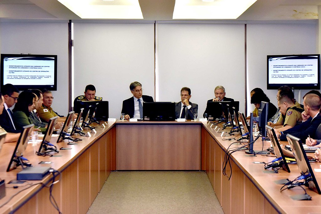 O governador de Minas Gerais, Fernando Pimentel, participou de reunião com as forças de segurança do estado sobre o Plano de Operação do Carnaval 2018; de acordo com o executivo, assim como em outros anos, todo o efetivo da Polícia Militar estará empenhado na operação; só na Região Metropolitana de Belo Horizonte serão 12.400 PMs nas ruas; além da corporação, o Corpo de Bombeiros, a Polícia Civil e outros órgãos do estado também atuarão de forma integrada durante a festividade (Foto: Leonardo Lucena) O governador de Minas Gerais, Fernando Pimentel, participou de reunião com as forças de segurança do estado sobre o Plano de Operação do Carnaval 2018; de acordo com o executivo, assim como em outros anos, todo o efetivo da Polícia Militar estará empenhado na operação; só na Região Metropolitana de Belo Horizonte serão 12.400 PMs nas ruas; além da corporação, o Corpo de Bombeiros, a Polícia Civil e outros órgãos do estado também atuarão de forma integrada durante a festividade
