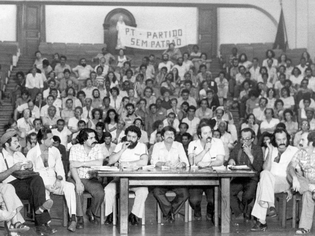 “Sempre se viu e sempre se verá o PT ao lado dos trabalhadores rurais, dos operários das cidades, reivindicando o fim da desigualdade. É por isso que é o partido preferido dos brasileiros até hoje”, destaca a senadora e presidenta do partido, Gleisi Hoffmann; o Partido dos Trabalhadores, fundado em 1980, comemora 38 anos neste sábado 10 (Foto: Charles Nisz) “Sempre se viu e sempre se verá o PT ao lado dos trabalhadores rurais, dos operários das cidades, reivindicando o fim da desigualdade. É por isso que é o partido preferido dos brasileiros até hoje”, destaca a senadora e presidenta do partido, Gleisi Hoffmann; o Partido dos Trabalhadores, fundado em 1980, comemora 38 anos neste sábado 10