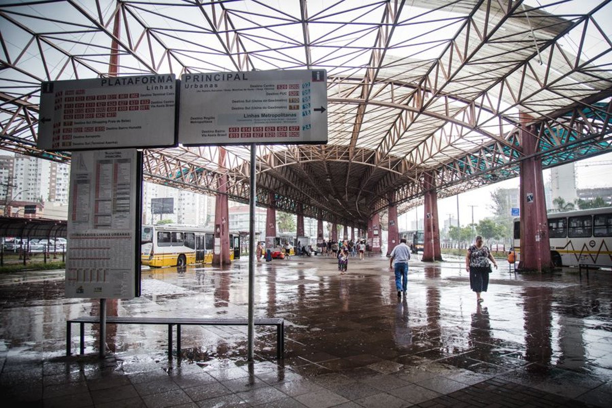 Pensando para ser um modelo de integração do transporte público na capital gaúcha, o Terminal Triângulo sofre com a falta de manutenção; um vendaval destruiu parte do telhado do terminal, os elevadores não funcionam, há assaltos na região e não há acessibilidade para deficientes físicos, reclamam os usuários do terminal (Foto: Charles Nisz) Pensando para ser um modelo de integração do transporte público na capital gaúcha, o Terminal Triângulo sofre com a falta de manutenção; um vendaval destruiu parte do telhado do terminal, os elevadores não funcionam, há assaltos na região e não há acessibilidade para deficientes físicos, reclamam os usuários do terminal
