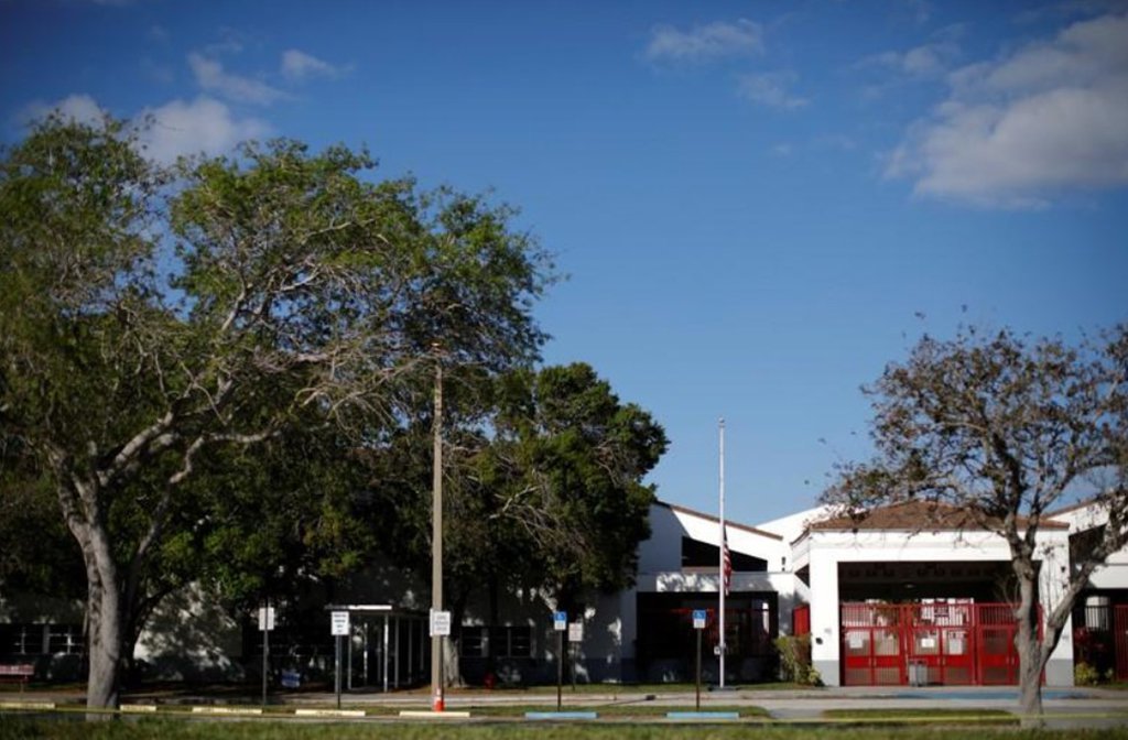 Atordoados pelo mais sangrento massacre da história em uma escola de ensino médio nos Estados Unidos, estudantes de diversas partes do país estavam se mobilizando por leis mais duras contra armas, enquanto autoridades da Flórida avaliavam quando reabrir a escola/ estudantes da escola de ensino médio Marjory Stoneman Douglas de Parkland, Flórida, onde um ex-aluno é acusado de assassinar 17 pessoas na quarta-feira, uniu forças nas redes sociais para planejar protestos, uma marcha em Washington e uma passeata nacional (Foto: Leonardo Lucena) Atordoados pelo mais sangrento massacre da história em uma escola de ensino médio nos Estados Unidos, estudantes de diversas partes do país estavam se mobilizando por leis mais duras contra armas, enquanto autoridades da Flórida avaliavam quando reabrir a escola/ estudantes da escola de ensino médio Marjory Stoneman Douglas de Parkland, Flórida, onde um ex-aluno é acusado de assassinar 17 pessoas na quarta-feira, uniu forças nas redes sociais para planejar protestos, uma marcha em Washington e uma passeata nacional