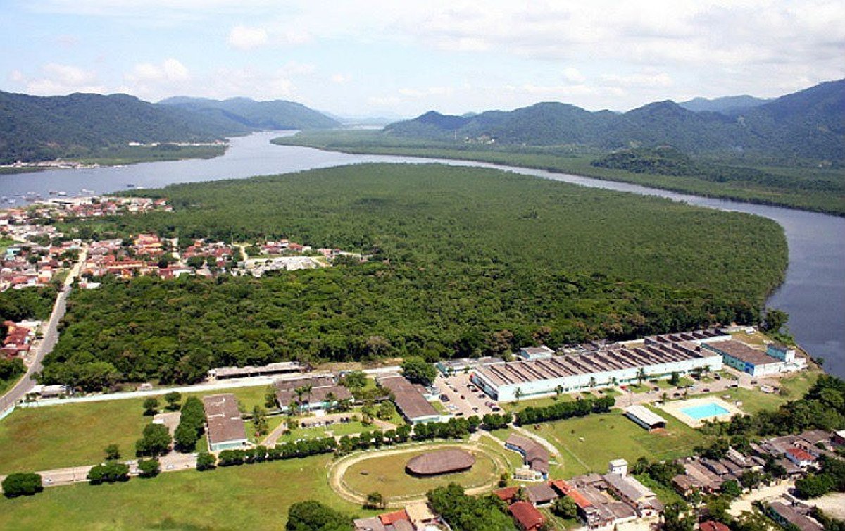 A transposição do Rio Itapanhau em Bertioga, no litoral de São Paulo, é um projeto do governo estadual, para desviar água em direção a capital; o plano é levar água na bacia do Itapanhu, que reúne os rios Sertãozinho e Itapanhu, para o reservatório de Biritiba Mirim, que integra o sistema Alto Tietê; o avanço da intenção de transposição revoltou a população local, que realizou neste final de semana um ato contrário a obra (Foto: Charles Nisz) A transposição do Rio Itapanhau em Bertioga, no litoral de São Paulo, é um projeto do governo estadual, para desviar água em direção a capital; o plano é levar água na bacia do Itapanhu, que reúne os rios Sertãozinho e Itapanhu, para o reservatório de Biritiba Mirim, que integra o sistema Alto Tietê; o avanço da intenção de transposição revoltou a população local, que realizou neste final de semana um ato contrário a obra