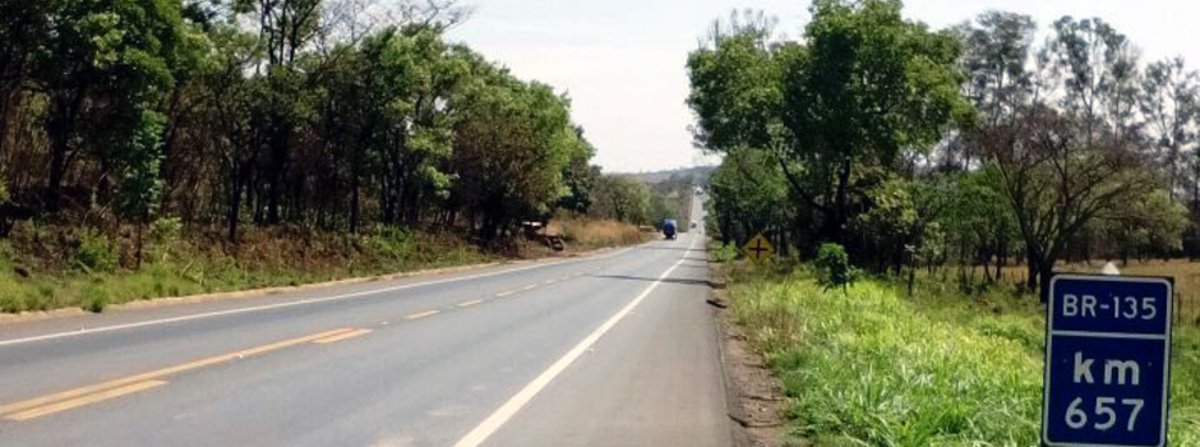 O processo de licitação para a outorga da rodovia BR-135, que liga a BR-040 à cidade de Montes Claros, no norte de MG, foi vencida pela Ecorodovias; para administrar os 363 km, a empresa pagou a quantia de R$ 2,06 bilhões (Foto: Charles Nisz) O processo de licitação para a outorga da rodovia BR-135, que liga a BR-040 à cidade de Montes Claros, no norte de MG, foi vencida pela Ecorodovias; para administrar os 363 km, a empresa pagou a quantia de R$ 2,06 bilhões