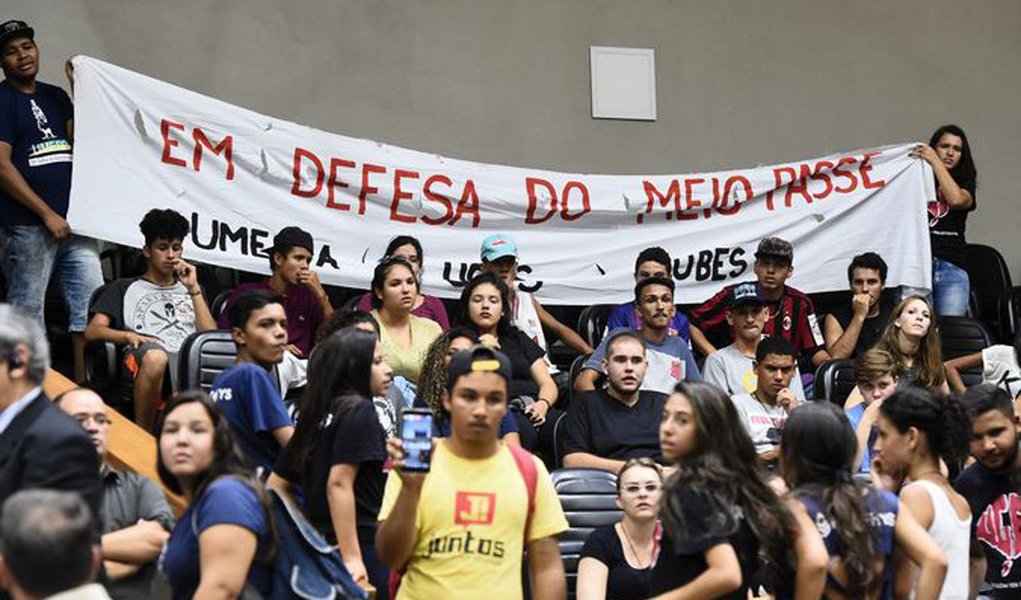 O relatório contrário aos projetos do Executivo, de autoria do vereador Cláudio Janta (SD), foi aprovado por seis votas à cinco; o texto aponta contrariedade às seis propostas que tramitam desde o início do ano na Câmara de Porto Alegre e para a necessidade de que a prefeitura apresente os cálculos e planilhas tarifárias, assim como seja feita uma oitiva com a participação do Tribunal de Contas do Estado (TCE); a aprovação, no entanto, não suspende os projetos propostos pela prefeitura e eles ainda serão submetidos a votação do plenário (Foto: Voney Malta) O relatório contrário aos projetos do Executivo, de autoria do vereador Cláudio Janta (SD), foi aprovado por seis votas à cinco; o texto aponta contrariedade às seis propostas que tramitam desde o início do ano na Câmara de Porto Alegre e para a necessidade de que a prefeitura apresente os cálculos e planilhas tarifárias, assim como seja feita uma oitiva com a participação do Tribunal de Contas do Estado (TCE); a aprovação, no entanto, não suspende os projetos propostos pela prefeitura e eles ainda serão submetidos a votação do plenário