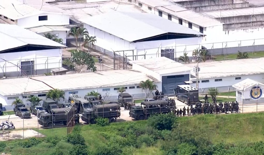 A operação integrada de varredura deflagrada hoje (21) na Penitenciária Milton Dias Moreira, em Japeri, na baixada fluminense, conta com militares do Exército e agentes Secretaria Estadual de Administração Penitenciária (Seap); secretaria divulgou há pouco o detalhamento das equipes envolvidas; participam 100 inspetores de segurança e administração penitenciária, 30 integrantes do Grupamento de Intervenção Tática da Seap e cerca de 250 militares do Exército (Foto: Aquiles Lins) A operação integrada de varredura deflagrada hoje (21) na Penitenciária Milton Dias Moreira, em Japeri, na baixada fluminense, conta com militares do Exército e agentes Secretaria Estadual de Administração Penitenciária (Seap); secretaria divulgou há pouco o detalhamento das equipes envolvidas; participam 100 inspetores de segurança e administração penitenciária, 30 integrantes do Grupamento de Intervenção Tática da Seap e cerca de 250 militares do Exército