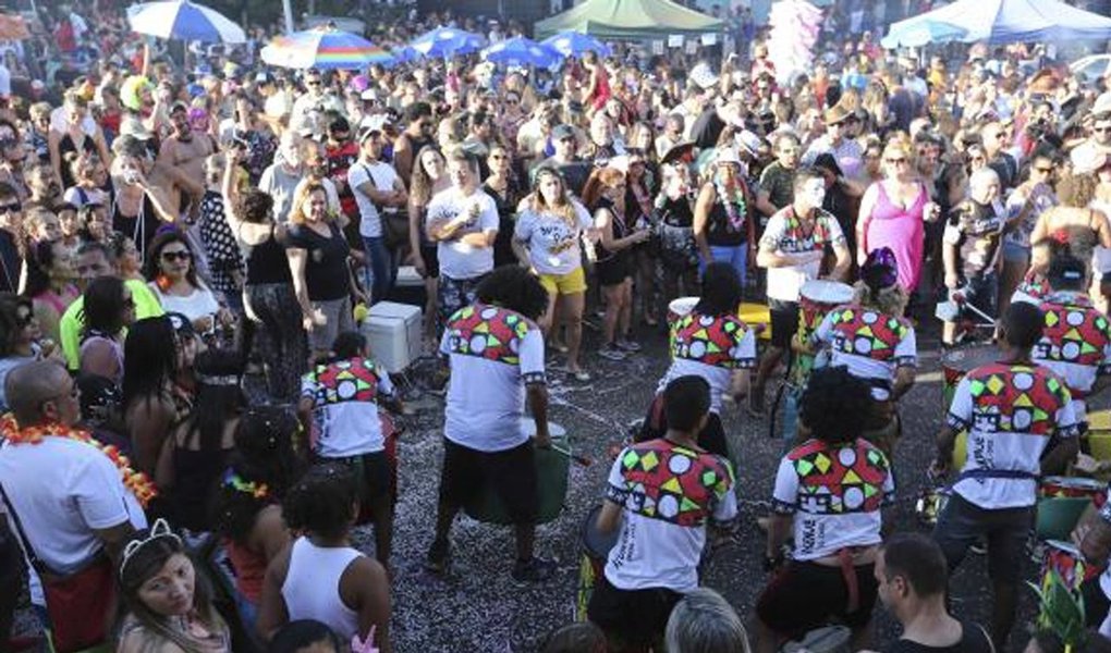 Em seu segundo dia de apresentação, o bloco Concentra, Mas Não Sai, que toca na Asa Norte, em Brasília, celebra a maioridade de apresentações no período do Carnaval; edição deste ano é especial para celebrar os 18 anos de aniversário do bloco, que reúne cerca de três mil pessoas, desde crianças até idosos (Foto: Aquiles Lins) Em seu segundo dia de apresentação, o bloco Concentra, Mas Não Sai, que toca na Asa Norte, em Brasília, celebra a maioridade de apresentações no período do Carnaval; edição deste ano é especial para celebrar os 18 anos de aniversário do bloco, que reúne cerca de três mil pessoas, desde crianças até idosos