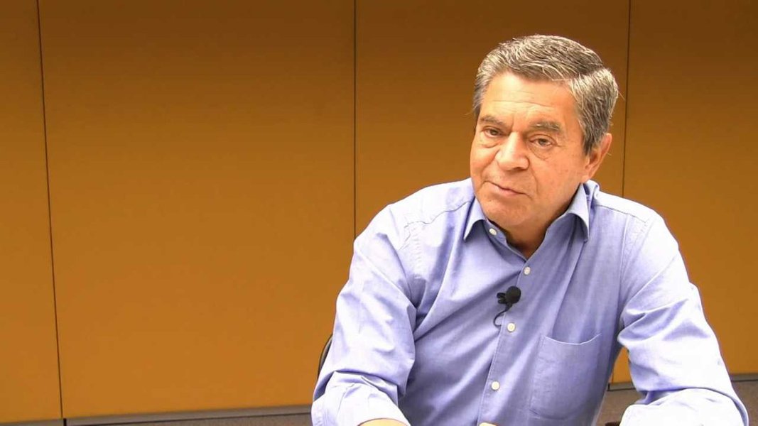 Quem diz é José Vicente da Silva Filho, coronel reformado da PM-SP e ex-secretário nacional de Segurança Pública; "Se você tem polícia corrupta, você não vence a violência. Elas estão mais ligadas do que você imagina. Quanto mais séria e íntegra for a polícia, mais capacidade ela tem de virar o jogo da violência", afirma ele, ao comentar o decreto anunciado por Temer que prevê a intervenção federal na segurança pública do estado do Rio de Janeiro; segundo o capitão, "um problema que o secretário Roberto Sá (no Rio) não deu conta é a desordem nas polícias Civil e Militar" (Foto: Leonardo Lucena) Quem diz é José Vicente da Silva Filho, coronel reformado da PM-SP e ex-secretário nacional de Segurança Pública; "Se você tem polícia corrupta, você não vence a violência. Elas estão mais ligadas do que você imagina. Quanto mais séria e íntegra for a polícia, mais capacidade ela tem de virar o jogo da violência", afirma ele, ao comentar o decreto anunciado por Temer que prevê a intervenção federal na segurança pública do estado do Rio de Janeiro; segundo o capitão, "um problema que o secretário Roberto Sá (no Rio) não deu conta é a desordem nas polícias Civil e Militar"
