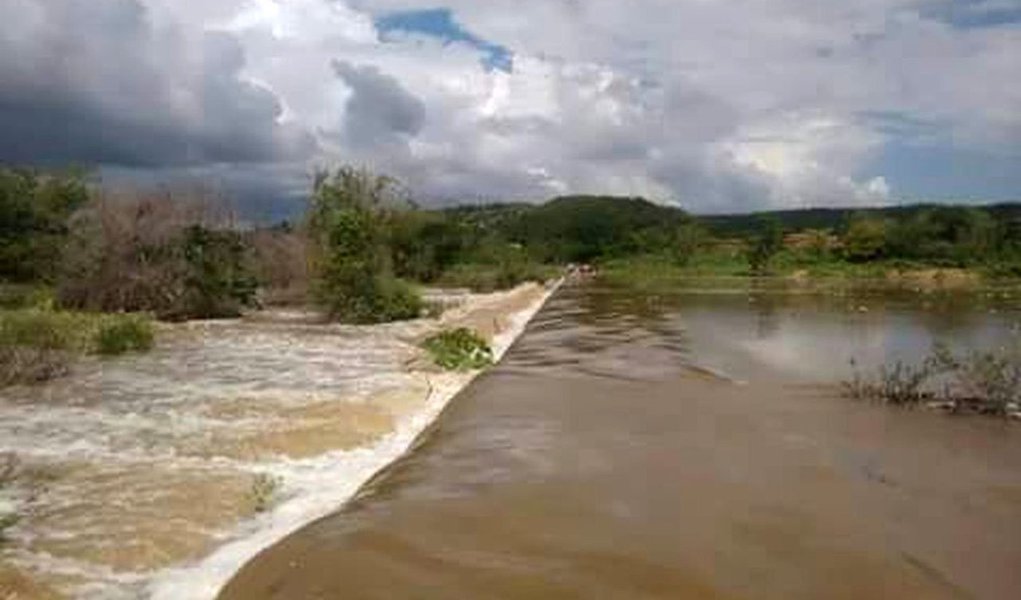 O rompimento da barragem do reservatório na cidade de Jardim, no Ceará, alagou um trecho da CE-060 que liga a cidade ao estado de Pernambuco, o que está impedindo o fluxo de veículos; O Departamento Estadual de Rodovias do Ceará (DER-CE) criou um desvio para permitir o acesso aos municípios vizinhos; segundo a Fundação Cearense de Meteorologia e Recursos Hídricos (Funceme), a chuva que rompeu a barragem em Jardim atingiu 35 milímetros. (Foto: Voney Malta) O rompimento da barragem do reservatório na cidade de Jardim, no Ceará, alagou um trecho da CE-060 que liga a cidade ao estado de Pernambuco, o que está impedindo o fluxo de veículos; O Departamento Estadual de Rodovias do Ceará (DER-CE) criou um desvio para permitir o acesso aos municípios vizinhos; segundo a Fundação Cearense de Meteorologia e Recursos Hídricos (Funceme), a chuva que rompeu a barragem em Jardim atingiu 35 milímetros.