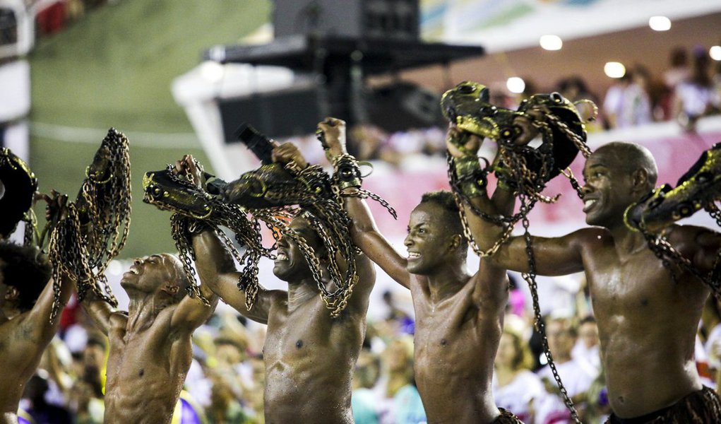"O samba e o desfile da Paraíso do Tuiuti - vencedores sem contestação na preferência popular mas, provavelmente, nada além disso nos “júris” oficiais – são destes que serão lembrados anos a fio, por tudo o que têm de qualidade poética, crítica social e humor político dos mais ácidos", diz Fernando Brito, do Tijolaço; "Que cantam, sem fantasia, o que é pura realidade e tanta gente só enxerga e sente na Passarela" (Foto: Leonardo Lucena) "O samba e o desfile da Paraíso do Tuiuti - vencedores sem contestação na preferência popular mas, provavelmente, nada além disso nos “júris” oficiais – são destes que serão lembrados anos a fio, por tudo o que têm de qualidade poética, crítica social e humor político dos mais ácidos", diz Fernando Brito, do Tijolaço; "Que cantam, sem fantasia, o que é pura realidade e tanta gente só enxerga e sente na Passarela"