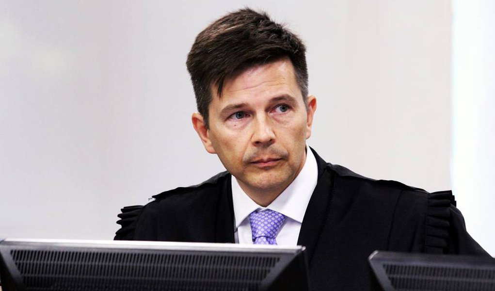 Lista obtida pelo site Justificando mostra que quando o desembargador Leandro Paulsen, revisor do recurso de Lula no TRF-4, marcou a data do julgamento, havia 237 processos para ser julgados antes do de Lula; ou seja, pelo sistema informativo do próprio TRF-4, é possível constatar que o revisor participou do processo de aceleramento do julgamento da apelação de Lula, além do que foi apontado na conduta do próprio relator (Foto: Aquiles Lins) Lista obtida pelo site Justificando mostra que quando o desembargador Leandro Paulsen, revisor do recurso de Lula no TRF-4, marcou a data do julgamento, havia 237 processos para ser julgados antes do de Lula; ou seja, pelo sistema informativo do próprio TRF-4, é possível constatar que o revisor participou do processo de aceleramento do julgamento da apelação de Lula, além do que foi apontado na conduta do próprio relator