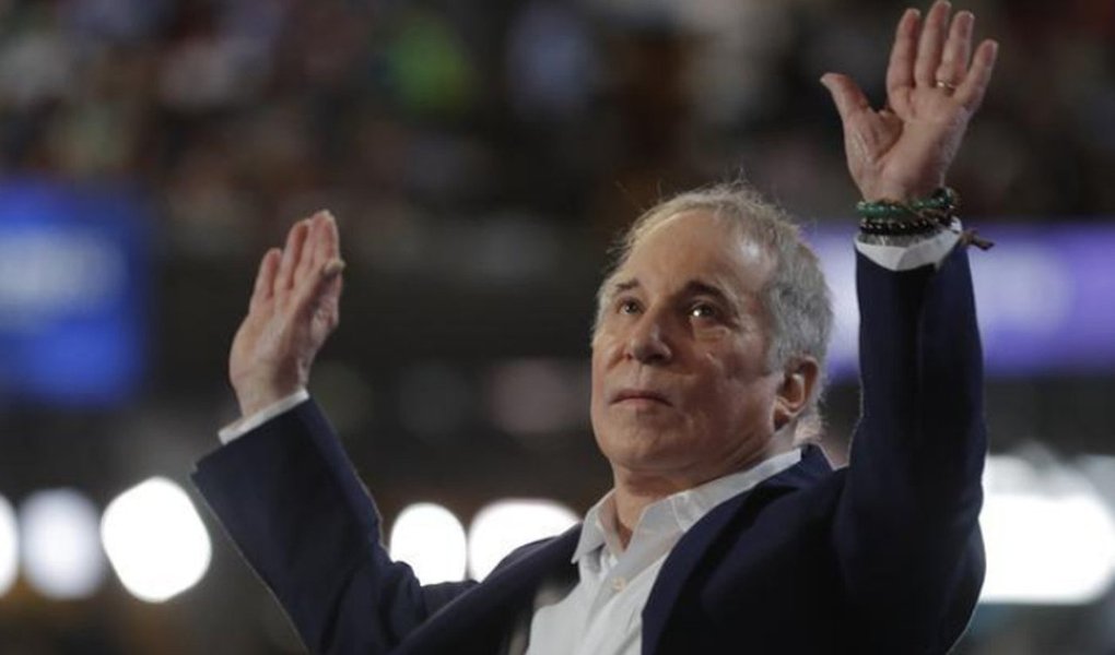 O cantor e compositor Paul Simon anunciou nesta segunda-feira que irá parar de fazer turnês, dizendo que se sentiu "um pouco animado e um pouco aliviado" ao levar sua carreira de 50 anos de performances a um fim; em publicação no Facebook, Simon, de 76 anos, disse que irá fazer uma turnê final – "Homeward Bound – The Farewell Tour" – pela América do Norte e Europa ainda neste ano. Após isto, o cantor de "Sounds of Silence" disse que fará uma performance ocasional "em um (espero) antigo salão acústico" (Foto: Aquiles Lins) O cantor e compositor Paul Simon anunciou nesta segunda-feira que irá parar de fazer turnês, dizendo que se sentiu "um pouco animado e um pouco aliviado" ao levar sua carreira de 50 anos de performances a um fim; em publicação no Facebook, Simon, de 76 anos, disse que irá fazer uma turnê final – "Homeward Bound – The Farewell Tour" – pela América do Norte e Europa ainda neste ano. Após isto, o cantor de "Sounds of Silence" disse que fará uma performance ocasional "em um (espero) antigo salão acústico"