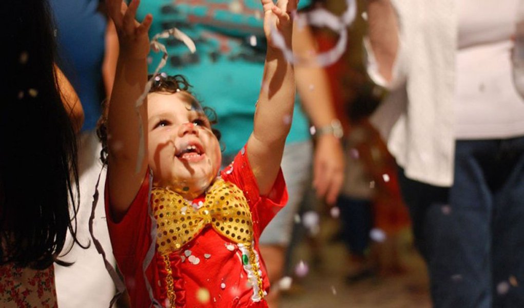 Os parques municipais reforçam a programação infantil do carnaval na capital pernambucana; além do Paço da Alfândega, ponto tradicional no Recife Antigo, vários locais oferecem programação diversificada para os pequenos foliões; fora do circuito infantil, haverá ainda os Tambores Silenciosos Mirins no Pátio do Terço; a cerimônia reúne nações de maracatu de baque virado formadas apenas por crianças, em uma tradição do candomblé, que silencia os festejos, em memória dos antepassados africanos mortos como escravos (Foto: Voney Malta) Os parques municipais reforçam a programação infantil do carnaval na capital pernambucana; além do Paço da Alfândega, ponto tradicional no Recife Antigo, vários locais oferecem programação diversificada para os pequenos foliões; fora do circuito infantil, haverá ainda os Tambores Silenciosos Mirins no Pátio do Terço; a cerimônia reúne nações de maracatu de baque virado formadas apenas por crianças, em uma tradição do candomblé, que silencia os festejos, em memória dos antepassados africanos mortos como escravos