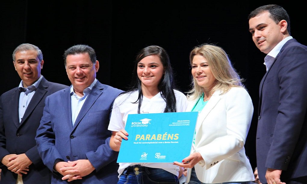 Com galerias do Teatro Rio Vermelho do Centro de Cultura e Convenções de Goiânia lotadas, o governador Marconi Perillo e a primeira-dama Valéria Perillo comandaram a assinatura de novos contratos do programa Bolsa Universitária, com inclusão de mais 7 mil alunos e abertura de inscrição para mais 10 mil beneficiários; assim, o governo atinge a marca de 187.300 estudantes beneficiados com o programa; idealizador do programa, Marconi saudou os novos beneficiários dizendo que “governar é escolher prioridades” e o programa Bolsa Universitária, fora o custeio da máquina, é a “prioridade número” do governo (Foto: José Barbacena) Com galerias do Teatro Rio Vermelho do Centro de Cultura e Convenções de Goiânia lotadas, o governador Marconi Perillo e a primeira-dama Valéria Perillo comandaram a assinatura de novos contratos do programa Bolsa Universitária, com inclusão de mais 7 mil alunos e abertura de inscrição para mais 10 mil beneficiários; assim, o governo atinge a marca de 187.300 estudantes beneficiados com o programa; idealizador do programa, Marconi saudou os novos beneficiários dizendo que “governar é escolher prioridades” e o programa Bolsa Universitária, fora o custeio da máquina, é a “prioridade número” do governo
