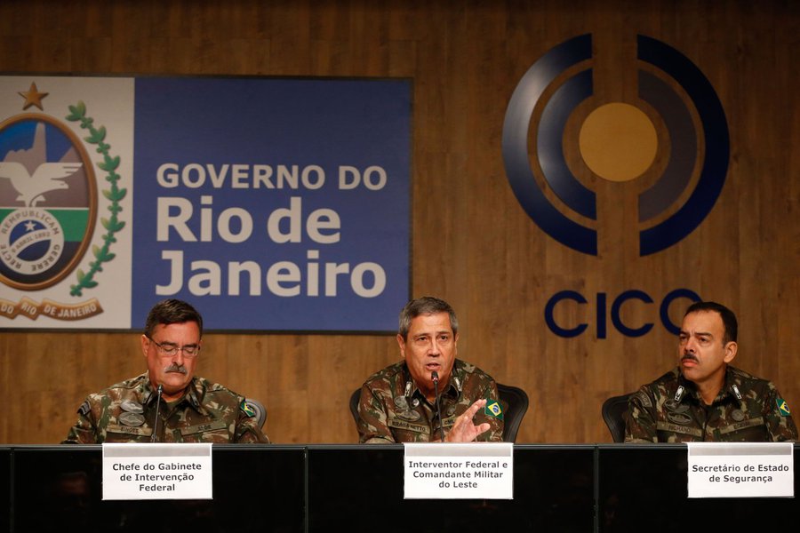 Repórteres que participaram da primeira coletiva de imprensa sobre a intervenção federal na Segurança do Rio de Janeiro, nesta terça-feira 27, reclamaram que as perguntas foram solicitadas antes do início da entrevista, anotadas em um papel, e que a maioria das respostas foi dada a perguntas feitas por veículos do Grupo Globo; o evento durou menos de meia hora (Foto: Gisele Federicce) Repórteres que participaram da primeira coletiva de imprensa sobre a intervenção federal na Segurança do Rio de Janeiro, nesta terça-feira 27, reclamaram que as perguntas foram solicitadas antes do início da entrevista, anotadas em um papel, e que a maioria das respostas foi dada a perguntas feitas por veículos do Grupo Globo; o evento durou menos de meia hora