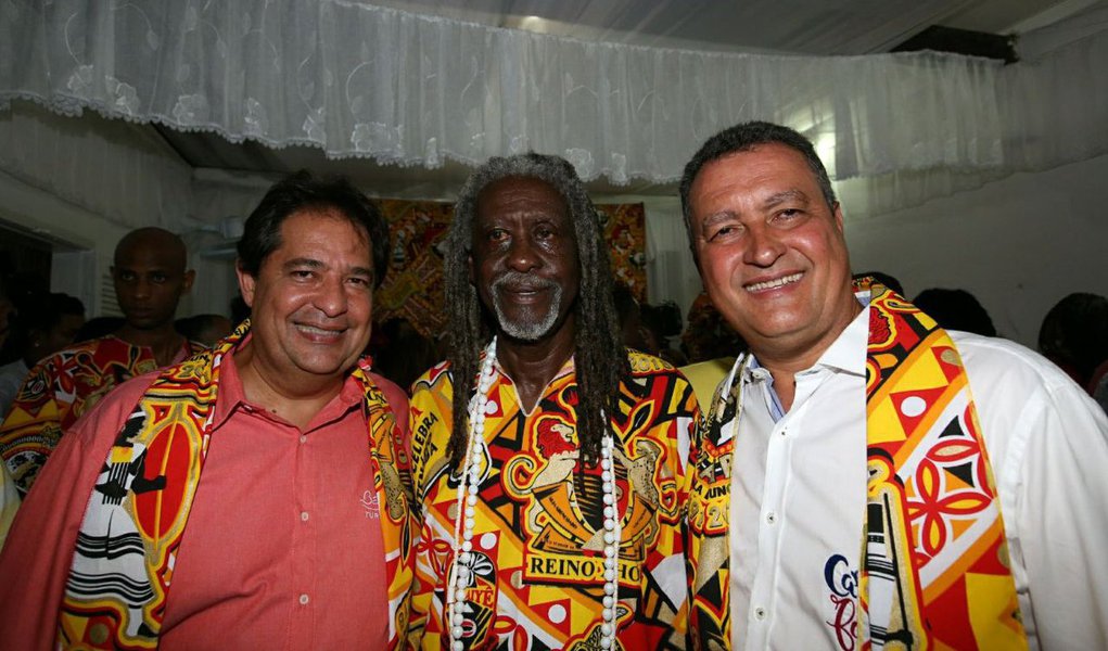 O governador Rui Costa (PT) acompanhou as bênçãos dos ialorixás da sacada do terreiro Ilê Axé Jitolú, na Ladeira do Curuzu, em Salvador, na tradicional saída do bloco afro Ilê Aiyê; “O povo da Liberdade se manifesta nessa expressão forte da imagem do povo negro que é o Ilê, que fez e fará história ao longo dos anos, não só como um bloco de carnaval, mas representa uma entidade social e cultural, que faz um trabalho belíssimo aqui na Liberdade”, afirmou o governador; no Carnaval deste ano, o Estado homenageia os 220 anos da Revolta dos Búzios (Foto: Voney Malta) O governador Rui Costa (PT) acompanhou as bênçãos dos ialorixás da sacada do terreiro Ilê Axé Jitolú, na Ladeira do Curuzu, em Salvador, na tradicional saída do bloco afro Ilê Aiyê; “O povo da Liberdade se manifesta nessa expressão forte da imagem do povo negro que é o Ilê, que fez e fará história ao longo dos anos, não só como um bloco de carnaval, mas representa uma entidade social e cultural, que faz um trabalho belíssimo aqui na Liberdade”, afirmou o governador; no Carnaval deste ano, o Estado homenageia os 220 anos da Revolta dos Búzios