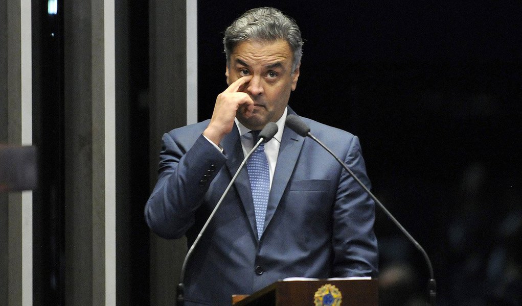 Em matéria exclusiva, o Diario do Centro do Mundo publicou uma sentença judicial proibindo o Novo Jornal de publicar matérias denunciando corrupção no governo Aécio, em Minas; "O Novo Jornal, site na internet com estrutura minúscula e audiência gigantesca, foi alvo de tantas investidas do grupo ligado a Aécio que seu proprietário acabou preso, e os arquivos do jornal desapareceram, depois de serem confiscados pela Polícia Civil", diz o jornalista Joaquim de Carvalho; confira a cópia da decisão judicial publicada no DCM (Foto: Leonardo Lucena) Em matéria exclusiva, o Diario do Centro do Mundo publicou uma sentença judicial proibindo o Novo Jornal de publicar matérias denunciando corrupção no governo Aécio, em Minas; "O Novo Jornal, site na internet com estrutura minúscula e audiência gigantesca, foi alvo de tantas investidas do grupo ligado a Aécio que seu proprietário acabou preso, e os arquivos do jornal desapareceram, depois de serem confiscados pela Polícia Civil", diz o jornalista Joaquim de Carvalho; confira a cópia da decisão judicial publicada no DCM