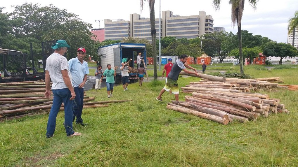 Depois das bravatas do prefeito de Porto Alegre e das manobras do MPF para restringir o direito de manifestação, os movimentos da Frente Brasil Popular iniciaram na tarde deste domingo no Anfiteatro Pôr do Sol a montagem da estrutura do Acampamento pela Democracia e em defesa do direito de Lula ser candidato; os caminhões já descarregaram a estrutura e mais de 200 trabalhadores rurais sem terra estão envolvidos na construção das tendas para plenária de debates, alojamento das caravanas, cozinha e centro de saúde (Foto: José Barbacena) Depois das bravatas do prefeito de Porto Alegre e das manobras do MPF para restringir o direito de manifestação, os movimentos da Frente Brasil Popular iniciaram na tarde deste domingo no Anfiteatro Pôr do Sol a montagem da estrutura do Acampamento pela Democracia e em defesa do direito de Lula ser candidato; os caminhões já descarregaram a estrutura e mais de 200 trabalhadores rurais sem terra estão envolvidos na construção das tendas para plenária de debates, alojamento das caravanas, cozinha e centro de saúde
