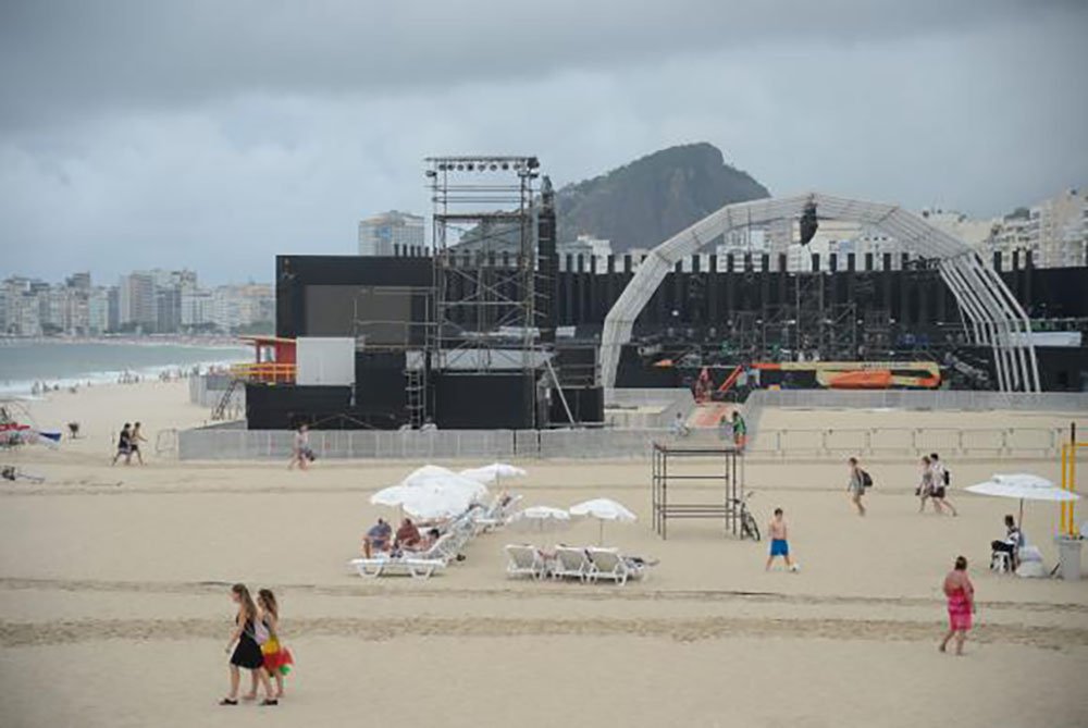 No Rio de Janeiro, a programação do réveillon terá festa em nove bairros, incluindo a queima de fogos de Copacabana, que vai durar 17 minutos e consumir 25 toneladas de fogos de artifícios. O espetáculo deve ser visto por três milhões de pessoas, entre elas, muitos turistas que estão chegando à cidade; os fogos serão colocados em balsas que ficarão no mar; confira a programação (Foto: Aquiles Lins) No Rio de Janeiro, a programação do réveillon terá festa em nove bairros, incluindo a queima de fogos de Copacabana, que vai durar 17 minutos e consumir 25 toneladas de fogos de artifícios. O espetáculo deve ser visto por três milhões de pessoas, entre elas, muitos turistas que estão chegando à cidade; os fogos serão colocados em balsas que ficarão no mar; confira a programação
