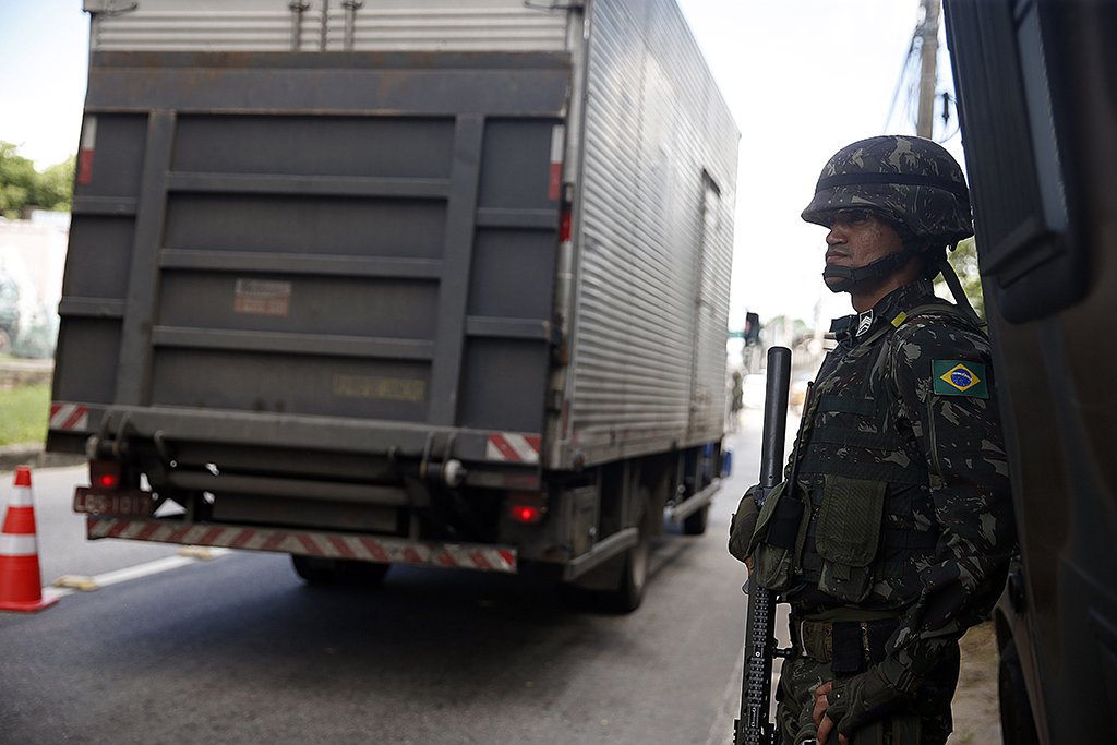 Rio de Janeiro - Militares das Forças Armadas voltaram hoje (1º) às vias expressas e rodovias do Rio de Janeiro para mais uma ação de combate à criminalidade. (Tânia Rêgo/Agência Brasil) (Foto: Nilto Tatto) Rio de Janeiro - Militares das Forças Armadas voltaram hoje (1º) às vias expressas e rodovias do Rio de Janeiro para mais uma ação de combate à criminalidade. (Tânia Rêgo/Agência Brasil)