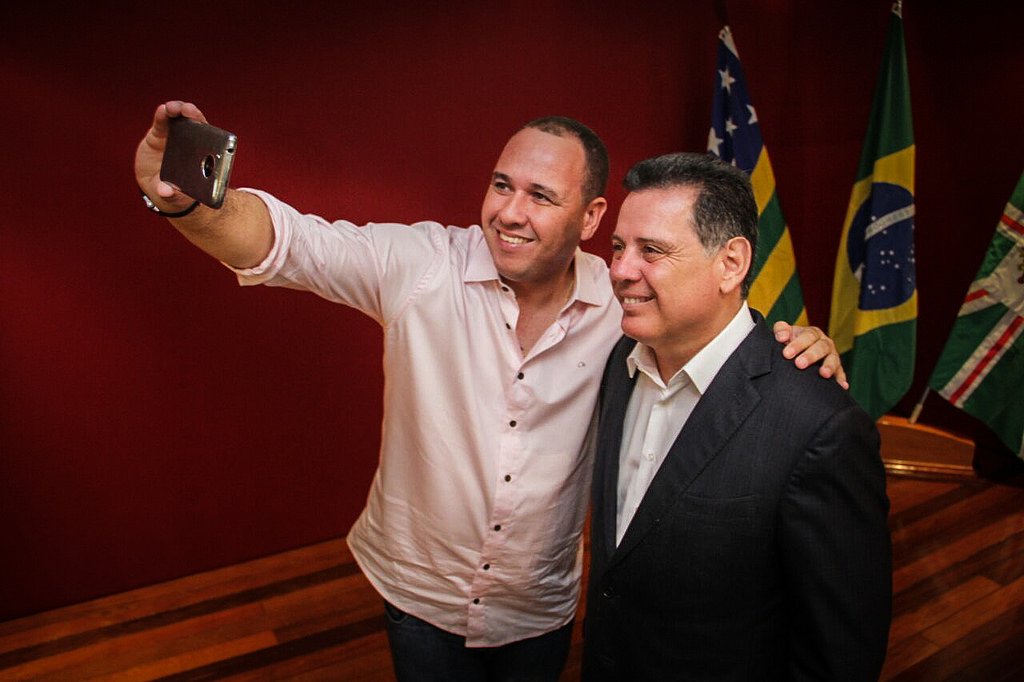 O governador Marconi Perillo aparece liderando, juntamente com o governador Flávio Dino (Maranhão), em levantamento, realizado pelo site G1, de mais promessas cumpridas nos três primeiros anos do atual mandato. Apesar de praticamente empatados com 59% das promessas realizadas, Marconi está na frente em números absolutos, pois, das 44 promessas feitas, já cumpriu 26 delas, enquanto Dino realizou 22 compromissos feitos em campanha; este é o quarto mandato do goiano como governador, que em 2017 se consolidou como liderança nacional, participando das principais articulações do PSDB Nacional (Foto: José Barbacena) O governador Marconi Perillo aparece liderando, juntamente com o governador Flávio Dino (Maranhão), em levantamento, realizado pelo site G1, de mais promessas cumpridas nos três primeiros anos do atual mandato. Apesar de praticamente empatados com 59% das promessas realizadas, Marconi está na frente em números absolutos, pois, das 44 promessas feitas, já cumpriu 26 delas, enquanto Dino realizou 22 compromissos feitos em campanha; este é o quarto mandato do goiano como governador, que em 2017 se consolidou como liderança nacional, participando das principais articulações do PSDB Nacional