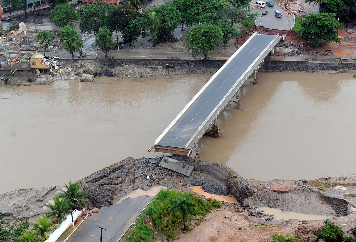 Alagoas será um dos estados a ganhar, até março, um sistema de alerta de desastres naturais via SMS para ajudar na prevenção de desastres naturais; o serviço começa a funcionar nas regiões Norte e Nordeste no dia 26 de fevereiro; nesta segunda-feira (19) ele entra em operação no Distrito Federal, em Mato Grosso e no Tocantins; criado no início do ano passado e já funcionando no Sul, o serviço de alerta de riscos de inundações, alagamentos, temporais e perigo de deslizamentos de terra manda mensagens de texto (SMS) para os celulares da população em caso de iminência de desastres naturais (Foto: Voney Malta) Alagoas será um dos estados a ganhar, até março, um sistema de alerta de desastres naturais via SMS para ajudar na prevenção de desastres naturais; o serviço começa a funcionar nas regiões Norte e Nordeste no dia 26 de fevereiro; nesta segunda-feira (19) ele entra em operação no Distrito Federal, em Mato Grosso e no Tocantins; criado no início do ano passado e já funcionando no Sul, o serviço de alerta de riscos de inundações, alagamentos, temporais e perigo de deslizamentos de terra manda mensagens de texto (SMS) para os celulares da população em caso de iminência de desastres naturais