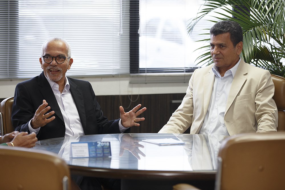 O novo presidente do Tribunal de Contas do Estado, Ulices Andrade, elogia a gestão do prefeito Edvaldo Nogueira (PCdoB) à frente da prefeitura de Aracaju; "Coloquei a Prefeitura à disposição do tribunal, que é um órgão muito importante, pelo seu papel fiscalizador e por sua atuação no sentido de orientar as gestões. Precisamos ter, na esfera pública, uma relação harmoniosa", disse Edvaldo, após visita ao presidente do TCE (Foto: Charles Nisz) O novo presidente do Tribunal de Contas do Estado, Ulices Andrade, elogia a gestão do prefeito Edvaldo Nogueira (PCdoB) à frente da prefeitura de Aracaju; "Coloquei a Prefeitura à disposição do tribunal, que é um órgão muito importante, pelo seu papel fiscalizador e por sua atuação no sentido de orientar as gestões. Precisamos ter, na esfera pública, uma relação harmoniosa", disse Edvaldo, após visita ao presidente do TCE
