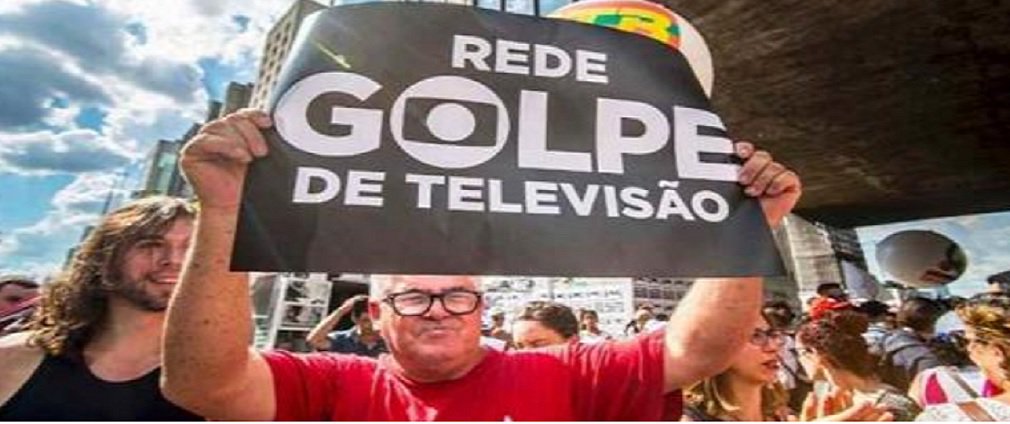 "Não é preciso ler a matéria da Revista Época desta semana para entender o recado da capa. É uma chantagem da família Marinho contra Lula e sua família. Mais ou menos assim: se você for candidato, nós vamos usar a Lava Jato e os nossos jornalistas pistoleiros para perseguir seus filhos, noras, netos e bisnetos; não vamos deixar dona Marisa descansar em paz", diz o jornalista Ricardo Amaral; "A Globo não perdoa Lula por ter sido o melhor presidente do Brasil de todos os tempos, por ter incluído o povo brasileiro na economia e no processo político como protagonista" (Foto: José Barbacena) "Não é preciso ler a matéria da Revista Época desta semana para entender o recado da capa. É uma chantagem da família Marinho contra Lula e sua família. Mais ou menos assim: se você for candidato, nós vamos usar a Lava Jato e os nossos jornalistas pistoleiros para perseguir seus filhos, noras, netos e bisnetos; não vamos deixar dona Marisa descansar em paz", diz o jornalista Ricardo Amaral; "A Globo não perdoa Lula por ter sido o melhor presidente do Brasil de todos os tempos, por ter incluído o povo brasileiro na economia e no processo político como protagonista"
