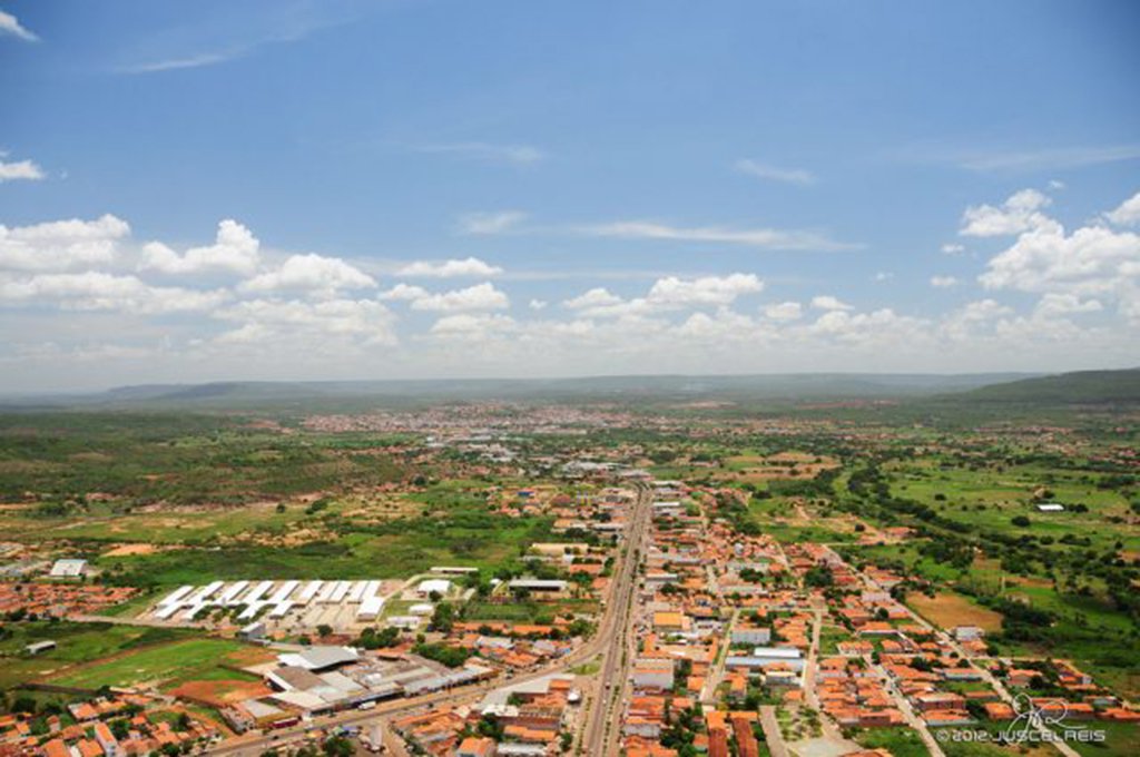 A Secretaria de Estado do Desenvolvimento Econômico e Tecnológico (Sedet) promove em Picos, um encontro com empresários para que seja repassado o procedimento necessário para a regularização das terras referentes ao Distrito Industrial Distrito da cidade, que passarão para a administração da Sedet, que providenciará a venda para os empreendedores já instalados e os que tenham interesse em investir no empreendimento, ao custo subsidiado de 5% do valor da área (Foto: Leonardo Lucena) A Secretaria de Estado do Desenvolvimento Econômico e Tecnológico (Sedet) promove em Picos, um encontro com empresários para que seja repassado o procedimento necessário para a regularização das terras referentes ao Distrito Industrial Distrito da cidade, que passarão para a administração da Sedet, que providenciará a venda para os empreendedores já instalados e os que tenham interesse em investir no empreendimento, ao custo subsidiado de 5% do valor da área