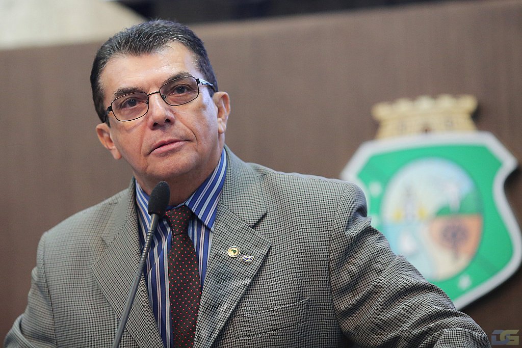 O deputado Ely Aguiar (PSDC) sugeriu em projeto a instalação de para-brisas blindados nas viaturas em operação no Ceará. O parlamentar justifica que a medida visa proteger a vida dos profissionais. "Seria mais um escudo protetor em favor dos agentes da lei, que poderá fazer toda a diferença por ocasião de uma operação de combate ao crime", assinala (Foto: Rodrigo Rocha) O deputado Ely Aguiar (PSDC) sugeriu em projeto a instalação de para-brisas blindados nas viaturas em operação no Ceará. O parlamentar justifica que a medida visa proteger a vida dos profissionais. "Seria mais um escudo protetor em favor dos agentes da lei, que poderá fazer toda a diferença por ocasião de uma operação de combate ao crime", assinala
