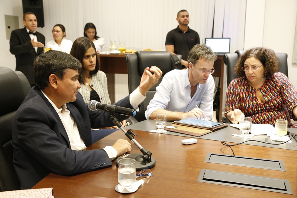 Uma parceria entre o governo estadual e a ONU estuda o financiamento de iniciativas sustentáveis no Piauí; em reunião com representantes do Programa das Nações Unidas para o Meio Ambiente (Penuma) e do Ministério das Cidades, o governador Wellington Dias apresentou uma bateria de projetos locais com cunho sustentável que são prospectados para investimentos com recursos do Fundo Global para o Meio Ambiente (GEF); "A tarefa é, principalmente na parte urbana, trabalhar a produção de energia limpa", disse ele (Foto: Leonardo Lucena) Uma parceria entre o governo estadual e a ONU estuda o financiamento de iniciativas sustentáveis no Piauí; em reunião com representantes do Programa das Nações Unidas para o Meio Ambiente (Penuma) e do Ministério das Cidades, o governador Wellington Dias apresentou uma bateria de projetos locais com cunho sustentável que são prospectados para investimentos com recursos do Fundo Global para o Meio Ambiente (GEF); "A tarefa é, principalmente na parte urbana, trabalhar a produção de energia limpa", disse ele