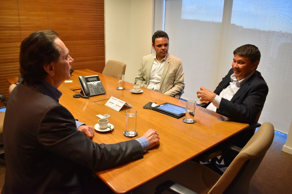 O governador Wellington Dias e presidente da Associação Piauiense de Municípios (APPM), Gil Carlos, estiveram em São Paulo, em audiência com o diretor de Portos e Logística da Companhia Siderúrgica Nacional (CSN), Pedro Brito, onde trataram da retomada das obras da Ferrovia Transnordestina; “Já temos parceiros da iniciativa privada interessados em somar para que as obras sejam concluídas o quanto antes”, destacou Dias; o projeto prevê 1.753 km de ferrovia, integrando o Piauí, Ceará e Pernambuco, sendo 395 km de ferrovia em território piauiense
(Foto: Leonardo Lucena) O governador Wellington Dias e presidente da Associação Piauiense de Municípios (APPM), Gil Carlos, estiveram em São Paulo, em audiência com o diretor de Portos e Logística da Companhia Siderúrgica Nacional (CSN), Pedro Brito, onde trataram da retomada das obras da Ferrovia Transnordestina; “Já temos parceiros da iniciativa privada interessados em somar para que as obras sejam concluídas o quanto antes”, destacou Dias; o projeto prevê 1.753 km de ferrovia, integrando o Piauí, Ceará e Pernambuco, sendo 395 km de ferrovia em território piauiense