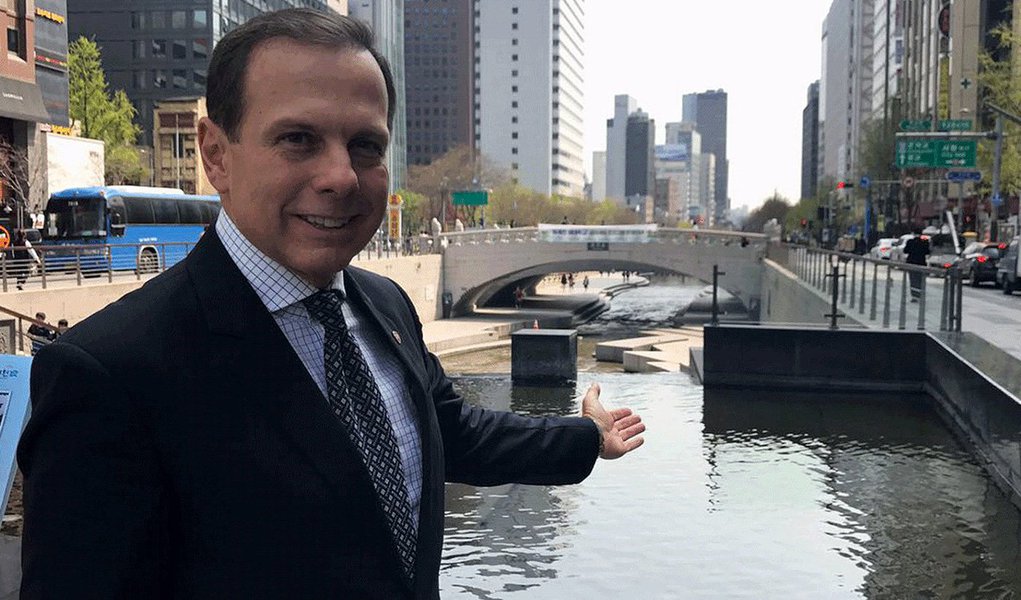 O prefeito de São Paulo, João Dória (PSDB), disse ter eliminado "100% das viagens nos últimos três meses"; levando em consideração a conta feito pelo tucano, ele teria parado de viajar em 9 de outubro de 2017, mas a agenda oficial registra pelo menos 14 compromissos dele fora da capital paulista; segundo agenda divulgada no site da prefeitura, no dia 12 de outubro, por exemplo, Doria se apresentou em uma palestra na Universidade Bocconi Lecture, em Milão, na Itália; um dia depois, na mesma cidade, encontrou-se com o prefeito Giuseppe Sala e também atendeu a um coquetel da grife Dolce&Gabanna (Foto: Leonardo Lucena) O prefeito de São Paulo, João Dória (PSDB), disse ter eliminado "100% das viagens nos últimos três meses"; levando em consideração a conta feito pelo tucano, ele teria parado de viajar em 9 de outubro de 2017, mas a agenda oficial registra pelo menos 14 compromissos dele fora da capital paulista; segundo agenda divulgada no site da prefeitura, no dia 12 de outubro, por exemplo, Doria se apresentou em uma palestra na Universidade Bocconi Lecture, em Milão, na Itália; um dia depois, na mesma cidade, encontrou-se com o prefeito Giuseppe Sala e também atendeu a um coquetel da grife Dolce&Gabanna