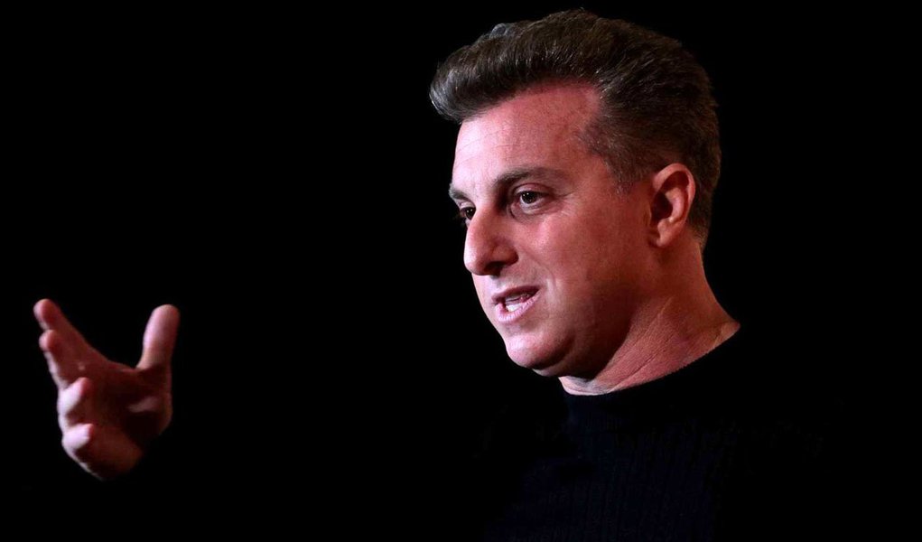 O apresentador e potencial candidato da Globo à Presidência, Luciano Huck, procurou a cúpula do DEM para externar sua dúvida profunda. Pediu conselhos e disse ter medo de se lançar e depois ser traído; apresentador confessa ter medo de "entrar numa aventura" e, depois de já ter saído da Globo, "puxarem seu tapete", acabando sem contrato com a emissora e sem a eleição (Foto: Aquiles Lins) O apresentador e potencial candidato da Globo à Presidência, Luciano Huck, procurou a cúpula do DEM para externar sua dúvida profunda. Pediu conselhos e disse ter medo de se lançar e depois ser traído; apresentador confessa ter medo de "entrar numa aventura" e, depois de já ter saído da Globo, "puxarem seu tapete", acabando sem contrato com a emissora e sem a eleição