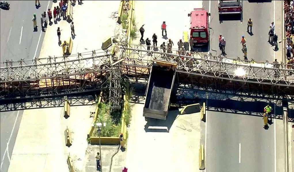 O Crea-RJ afirmou que não houve erro de cálculo na passarela provisória que caiu na Avenida Brasil, deixando um morto e um ferido; a afirmação foi feita durante coletiva realizada na manhã desta quinta-feira (25), na sede da instituição, no Centro do Rio; em coletiva de imprensa, Eduardo Konig, conselheiro da instituição, disse que "nenhuma passarela do mundo está preparada para receber o impacto de um caminhão com a caçamba aberta" (Foto: Leonardo Lucena) O Crea-RJ afirmou que não houve erro de cálculo na passarela provisória que caiu na Avenida Brasil, deixando um morto e um ferido; a afirmação foi feita durante coletiva realizada na manhã desta quinta-feira (25), na sede da instituição, no Centro do Rio; em coletiva de imprensa, Eduardo Konig, conselheiro da instituição, disse que "nenhuma passarela do mundo está preparada para receber o impacto de um caminhão com a caçamba aberta"