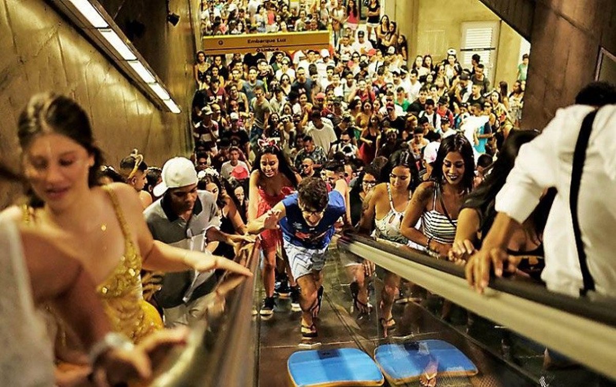 Caos no sábado (3) em função do excesso de pessoas no Largo da Batata, na zona oeste da capital paulista, revelou que lógica da privatização está longe de ser modelo para o metrô, avaliam metroviários; o pré-carnaval trouxe excesso de pessoas à Linha 4, com pessoas trafegando nos trilhos e causando o fechamento de estações (Foto: Charles Nisz) Caos no sábado (3) em função do excesso de pessoas no Largo da Batata, na zona oeste da capital paulista, revelou que lógica da privatização está longe de ser modelo para o metrô, avaliam metroviários; o pré-carnaval trouxe excesso de pessoas à Linha 4, com pessoas trafegando nos trilhos e causando o fechamento de estações