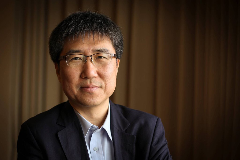 Segundo o economista sul-coreano Ha-Joon Chang, "as pessoas têm que entender como é séria a redução da indústria de transformação no Brasil. Nos anos 80 e 90, no ponto mais alto da industrialização, esse setor representou 35% da produção nacional. Hoje não é nem 12% e está caindo"; "O Brasil está experimentando uma das maiores desindustrializações da história, em um período muito curto. O País tem que se preocupar", alerta (Foto: Leonardo Lucena) Segundo o economista sul-coreano Ha-Joon Chang, "as pessoas têm que entender como é séria a redução da indústria de transformação no Brasil. Nos anos 80 e 90, no ponto mais alto da industrialização, esse setor representou 35% da produção nacional. Hoje não é nem 12% e está caindo"; "O Brasil está experimentando uma das maiores desindustrializações da história, em um período muito curto. O País tem que se preocupar", alerta