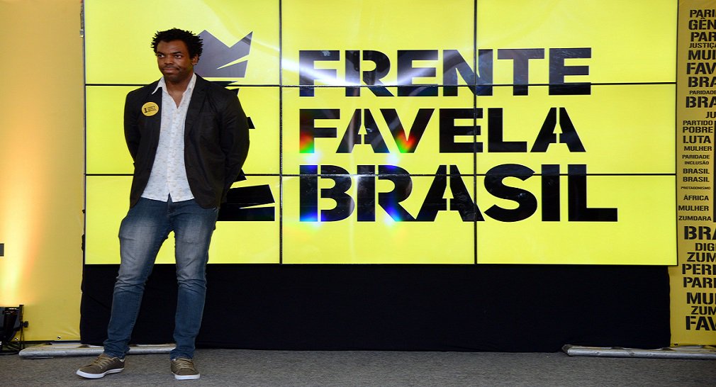 "O Frente Favela Brasil acredita que na democracia o maior juiz é o povo! Somos as maiores vítimas dos escandalosos desvios feitos por lideranças de praticamente todos os partidos mas acreditamos que só o povo, e ninguém mais, pode decidir quem será o próximo presidente da República. Impedir a candidatura do ex-presidente Lula, de um migrante nordestino que é líder absoluto em todas as pesquisas, é hoje o maior risco para nossa democracia", diz o partido em nota oficial divulgada neste domingo; Lula será julgado nesta semana, em Porto Alegre (Foto: José Barbacena) "O Frente Favela Brasil acredita que na democracia o maior juiz é o povo! Somos as maiores vítimas dos escandalosos desvios feitos por lideranças de praticamente todos os partidos mas acreditamos que só o povo, e ninguém mais, pode decidir quem será o próximo presidente da República. Impedir a candidatura do ex-presidente Lula, de um migrante nordestino que é líder absoluto em todas as pesquisas, é hoje o maior risco para nossa democracia", diz o partido em nota oficial divulgada neste domingo; Lula será julgado nesta semana, em Porto Alegre