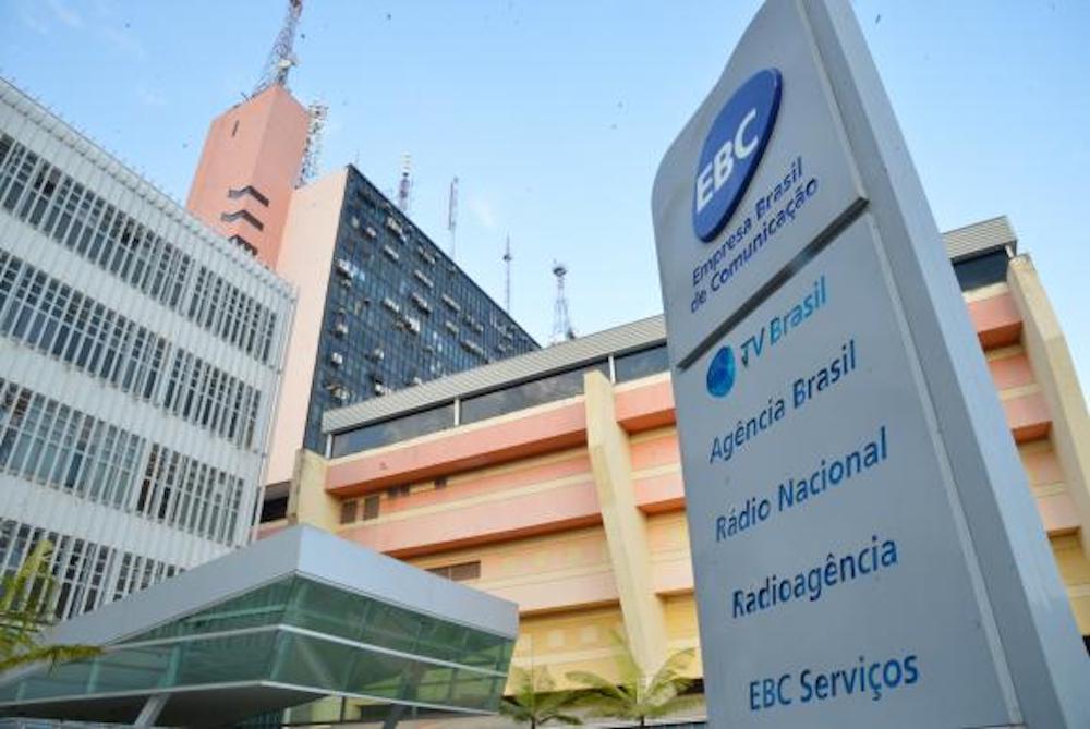 A EBC (Empresa Brasil de Comunicação) usa seu braço público para vender conteúdo favorável ao próprio governo; é o caso, por exemplo, de um contrato de cerca de R$ 1,8 milhão com a ANA (Agência Nacional de Águas) de dezembro determina matérias positivas da Agência Brasil; o contrato, que teve dispensa de licitação, foi assinado em 15 de dezembro de 2017 e custou R$ 1.799.750,93; a ANA, vinculada ao Ministério do Meio Ambiente, desembolsará o valor para promover o 8º Fórum Mundial da Água, que será realizada de 18 a 23 de março em Brasília (Foto: Romulo Faro) A EBC (Empresa Brasil de Comunicação) usa seu braço público para vender conteúdo favorável ao próprio governo; é o caso, por exemplo, de um contrato de cerca de R$ 1,8 milhão com a ANA (Agência Nacional de Águas) de dezembro determina matérias positivas da Agência Brasil; o contrato, que teve dispensa de licitação, foi assinado em 15 de dezembro de 2017 e custou R$ 1.799.750,93; a ANA, vinculada ao Ministério do Meio Ambiente, desembolsará o valor para promover o 8º Fórum Mundial da Água, que será realizada de 18 a 23 de março em Brasília