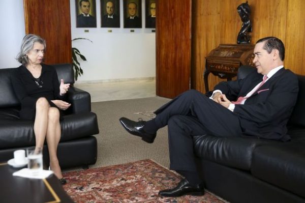 Com a aproximação do julgamento do recurso apresentando pela defesa do ex-presidente Lula, no TRF-4, em Porto Alegre, o noticiário da mídia monopolista é inundado por informações que visam vitimizar os desembargadores do tribunal, criminalizar a multidão que rumará para a capital gaúcha em solidariedade a Lula, justificar a repressão e avançar algumas casas na campanha antipetista (Foto: Bepe Damasco) Com a aproximação do julgamento do recurso apresentando pela defesa do ex-presidente Lula, no TRF-4, em Porto Alegre, o noticiário da mídia monopolista é inundado por informações que visam vitimizar os desembargadores do tribunal, criminalizar a multidão que rumará para a capital gaúcha em solidariedade a Lula, justificar a repressão e avançar algumas casas na campanha antipetista